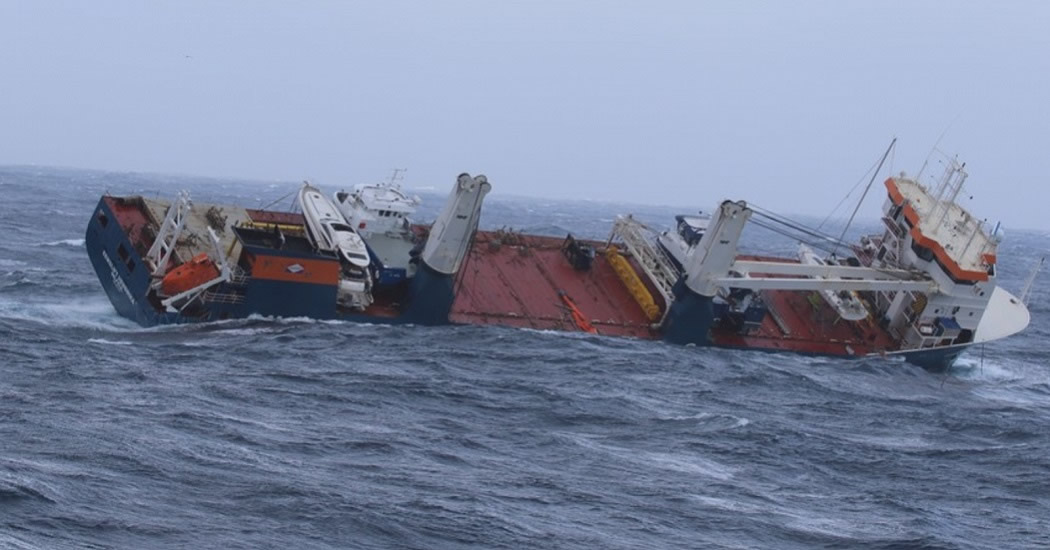 Дрейфовавшее у берегов Норвегии судно отбуксировали в порт