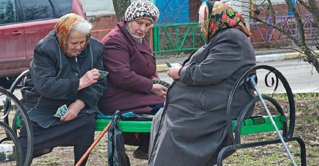 В Совфеде предложили разрешить пенсионерам гулять во дворах - Онищенко против