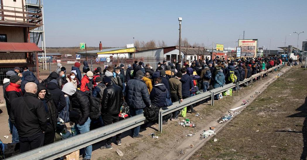 Опубликовано видео километровых очередей на границе Украины с Польшей