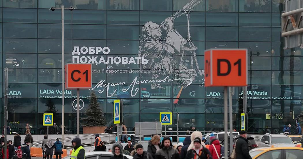 Полуголый мужчина устроил стриптиз со скандалом в аэропорту "Домодедово"