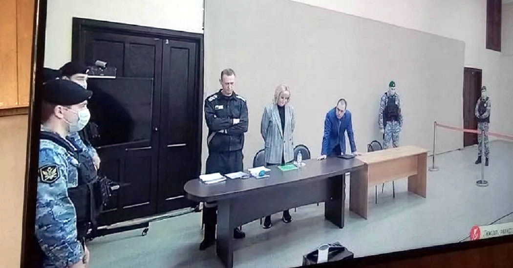 Суд приговорил Навального к девяти годам колонии строгого режима