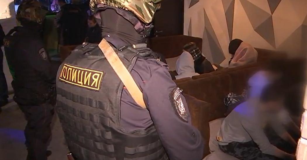 В Москве из кальянной в полицию доставили 70 подростков