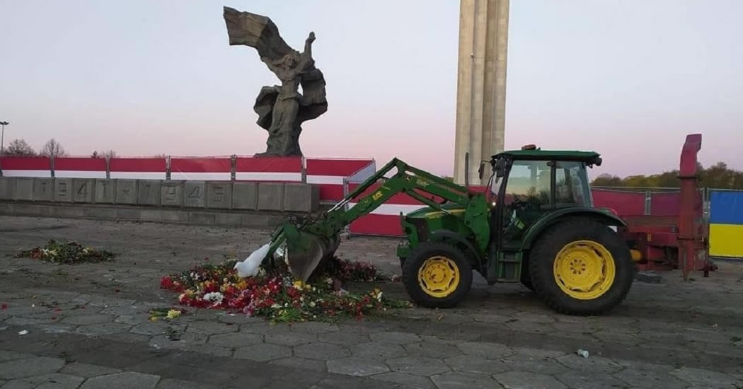 В Риге трактором сгребли цветы, возложенные 9 мая у памятника Освободителям