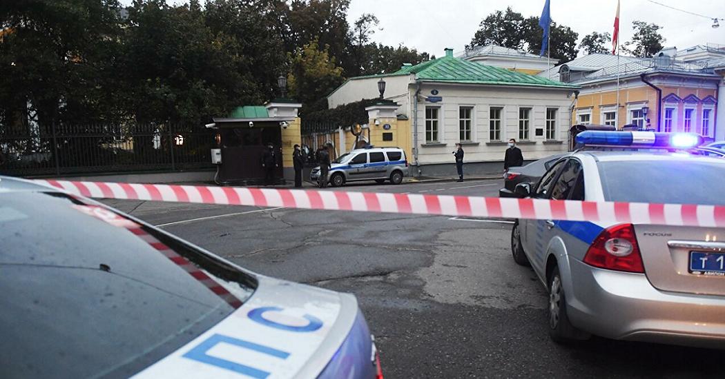 Неизвестный протаранил ворота резиденции посла США в Москве