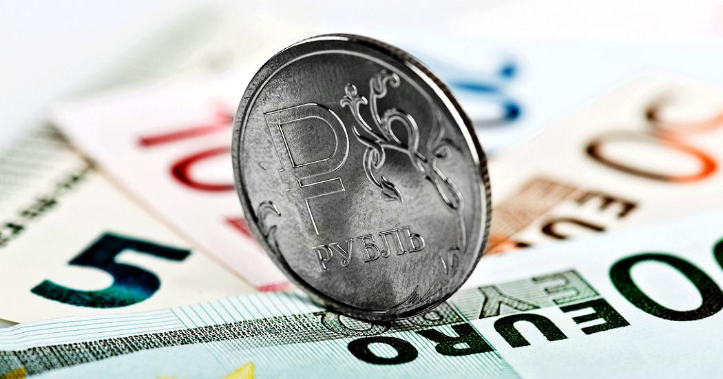 Официальный курс евро снизился более чем на рубль