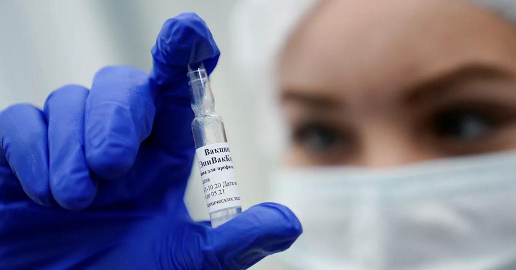 "Шок и смерть": Врач оценил влияние алкоголя на действие вакцины