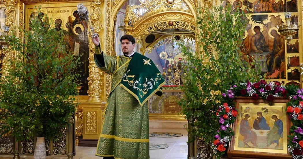 Православные верующие отмечают родительскую субботу накануне Троицы