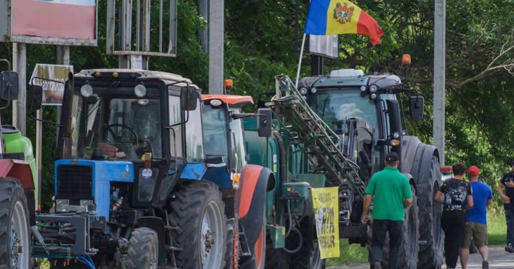 Протестующие молдавские фермеры въехали на тракторах в Кишинев
