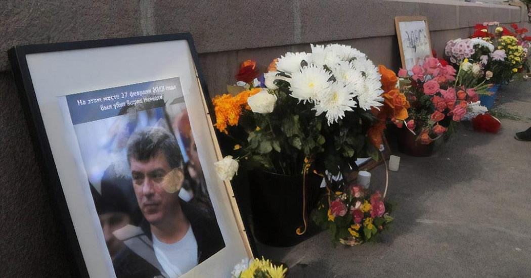 Боррель почтил память Немцова перед отъездом из Москвы