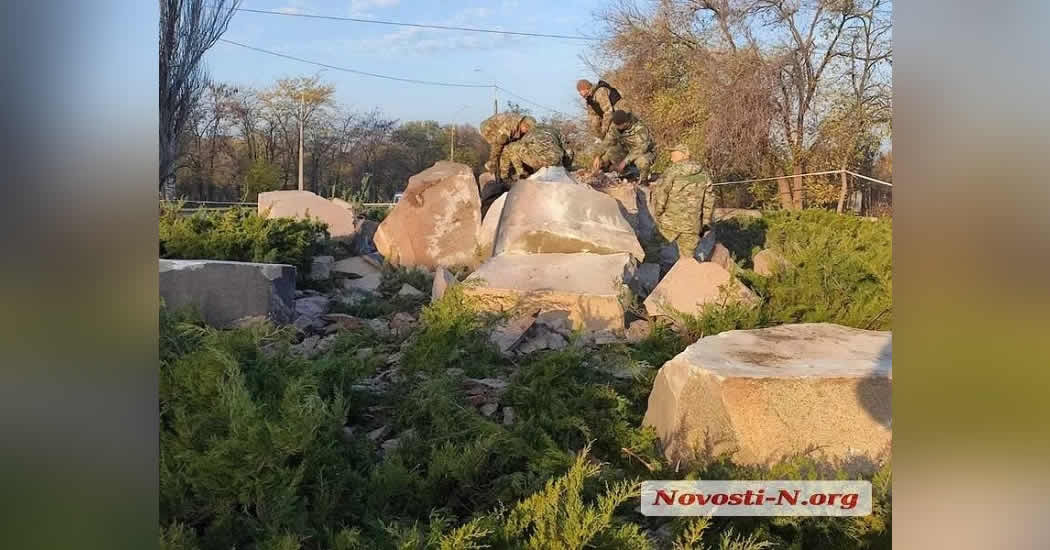 В Николаеве взорвали обелиск "Родина-мать"