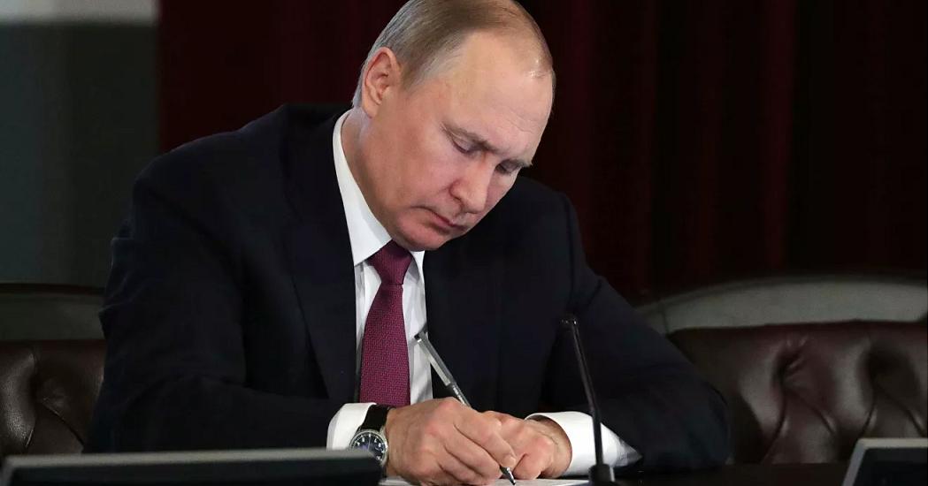 Путин перенес срок предоставления главами госучреждений сведений о доходе