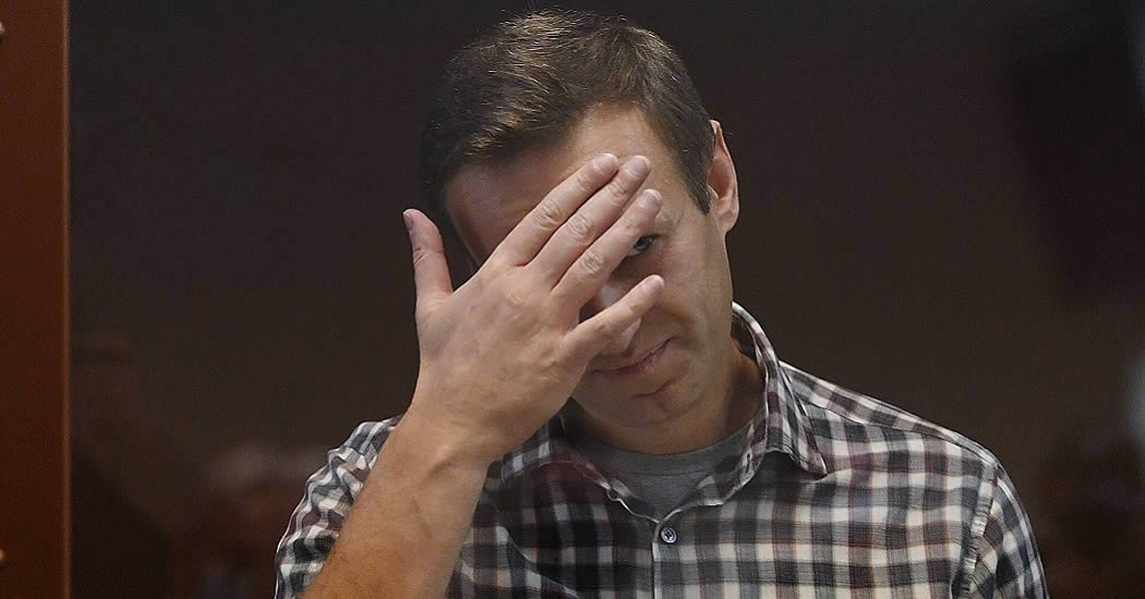 Макрон в разговоре с Путиным призвал освободить Навального