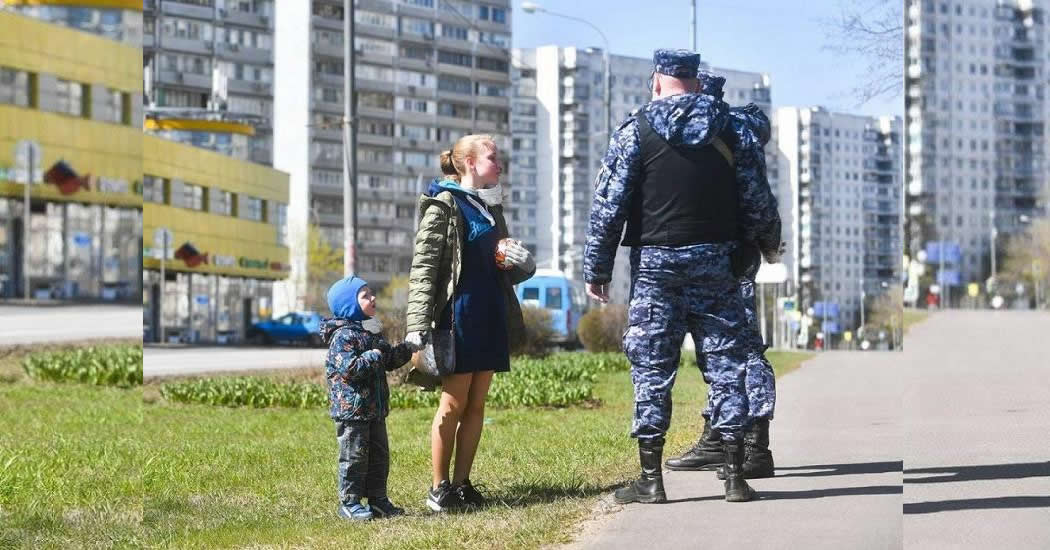 В Роспотребнадзоре допустили снятие ограничений на прогулки с детьми