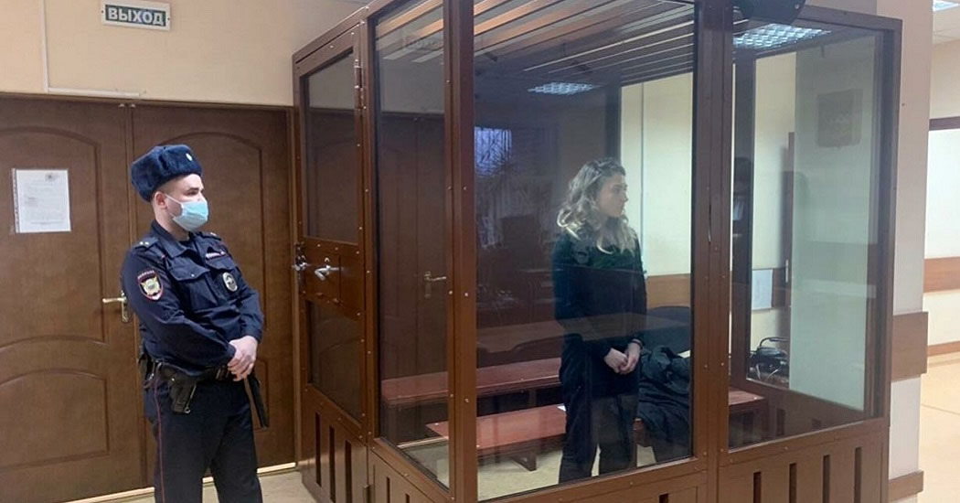 Напавшую на полицейского в Москве уроженку Украины арестовали