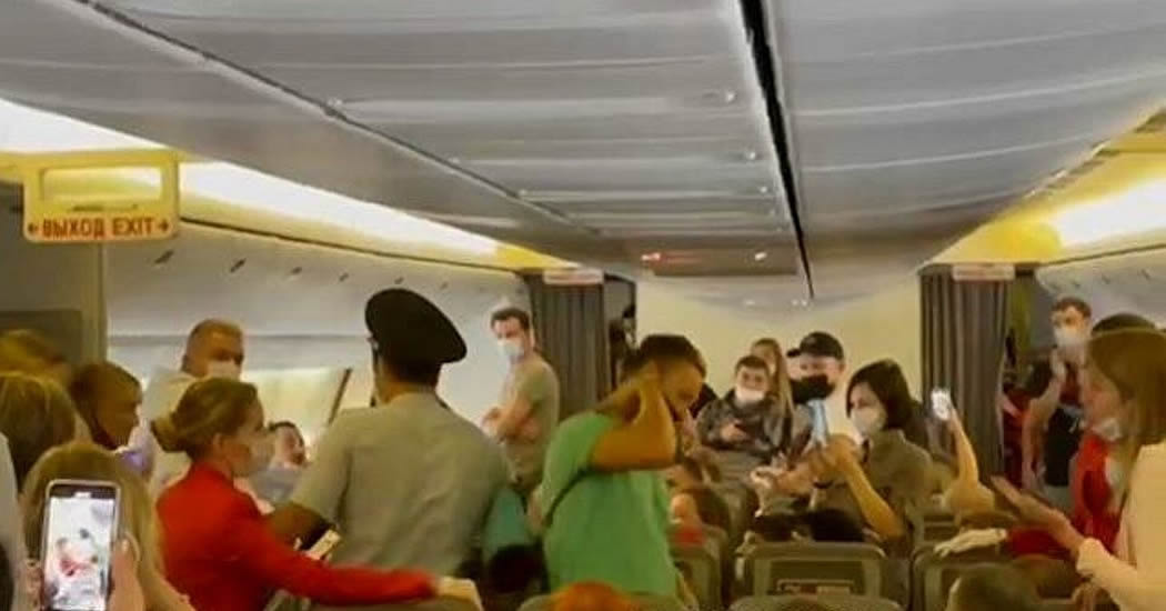 Устроившую дебош россиянку вывели из самолета под аплодисменты