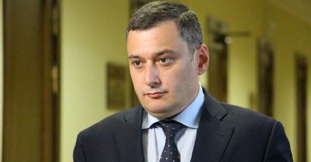 Хинштейн отозвал запросы на полицейского, ударившего женщину в Петербурге