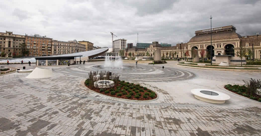 Собянин открыл после благоустройства центральную часть нового парка на Павелецкой площади