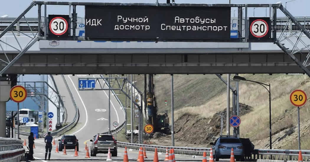 На Крымском мосту возобновили движение автотранспорта после перехвата ракеты в районе Керчи