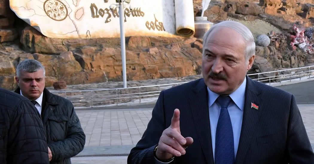 Лукашенко посоветовал Зеленскому побриться и нормально одеться