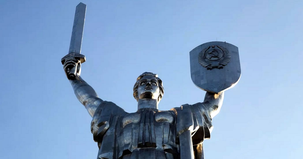 Украинцы проголосовали за отказ от герба СССР на щите у Родины-матери