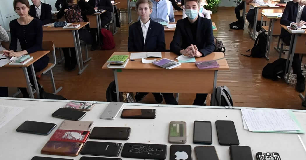 Минпросвещения запретило использовать телефоны на уроках в школах