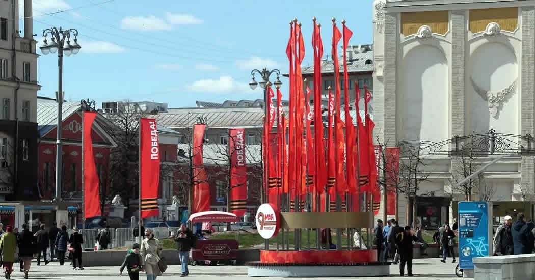 Москву ко Дню Победы украсили более тысячи тематических плакатов