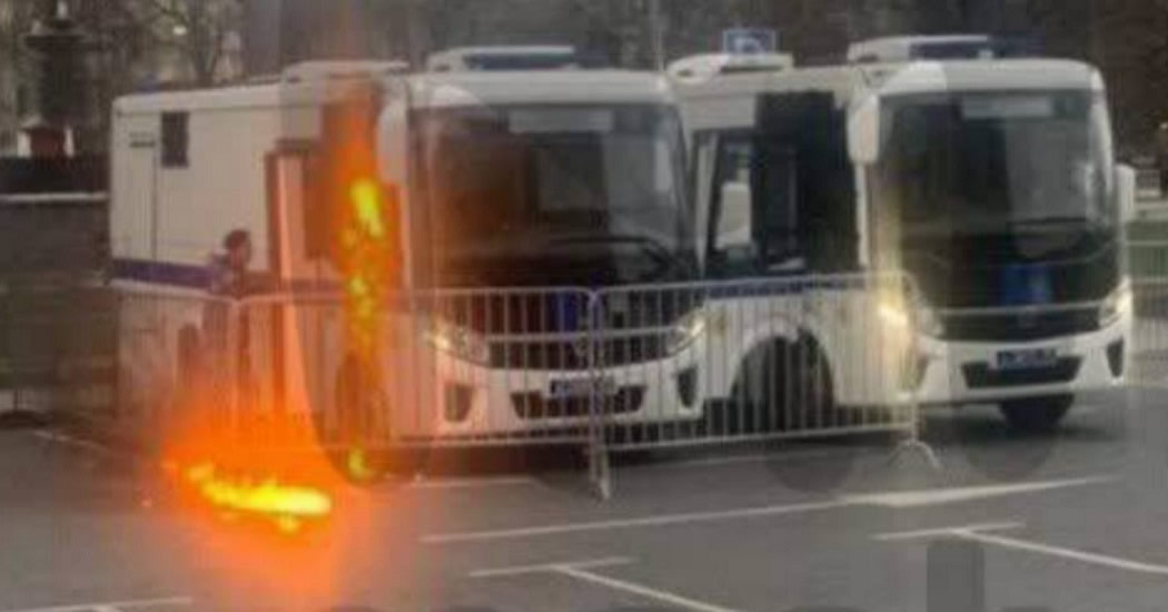 Суд арестовал мужчину, бросившего "коктейль Молотова" в автобус Росгвардии