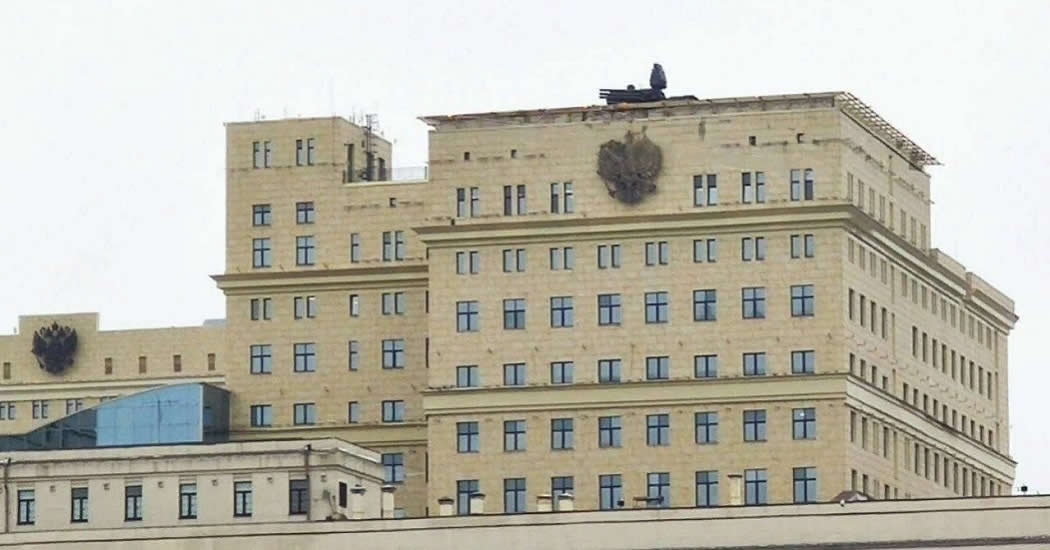 Песков переадресовал в Минобороны вопрос о системах ПВО на крышах в Москве
