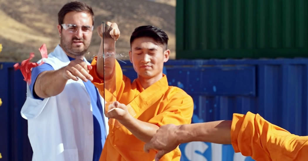 Видео с шаолиньским монахом, пробивающим иголкой стекло