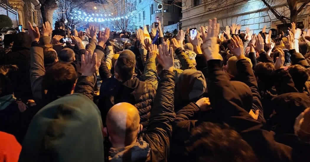 Митингующие в Грузии потребовали отставки правительства и назначения парламентских выборов       