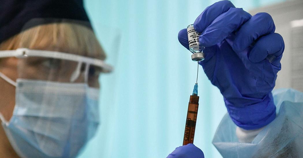 Путин поручил начать вакцинацию от коронавируса на следующей неделе