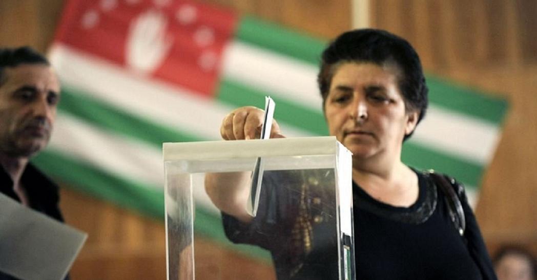 И.о. президента Абхазии поздравил Бжанию с победой на выборах