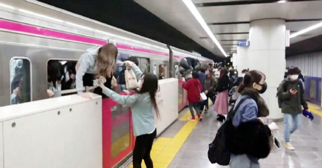 Не менее 15 человек пострадали при нападении с ножом в поезде в Токио