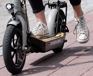  В Госдуме призвали запретить движение на электросамокатах в наушниках