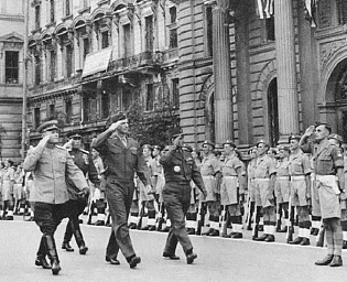  Опубликованы уникальные фотографии советских полководцев, освободивших Европу