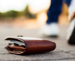  Москвичку оштрафовали за трату денег из валявшегося на улице кошелька