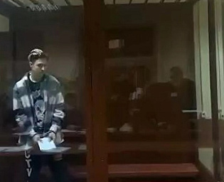  Тиктокера, пинавшего машину ФСБ на акции 23 января, поместили в спецблок в СИЗО