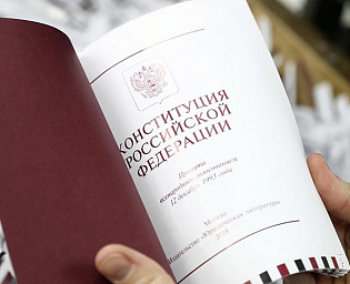  Поправки в Конституцию предлагают пожизненные должности нескольким сенаторам