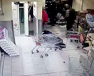  Появилось видео разбойного нападения на "Пятерочку"  в подмосковной Истре