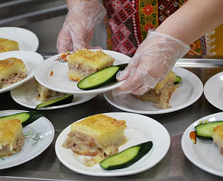  Мишустин подписал постановление о бесплатном питании для школьников