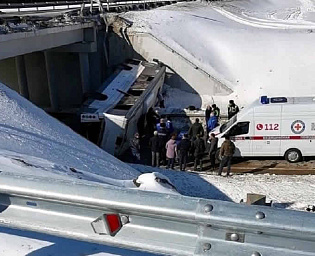 Два человека погибли при падении автобуса с эстакады в Подмосковье