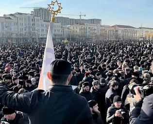  В Чечне на митинг против семьи Янгулбаевых вышли более 400 тысяч человек