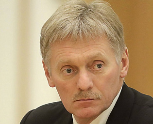  Песков прокомментировал приостановку посольством США рассмотрения документов на визы