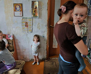 В России более 82% всех бедных составляют семьи с детьми