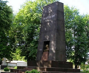  В Одесской области демонтировали бюст революционера Котовского с мавзолея