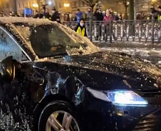  На Цветном Бульваре в Москве митингующие закидали снежками и разбили  автомобиль ФСБ