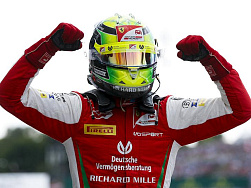 Шумахер-младший стал чемпионом "Формулы-2", россиянин Шварцман – четвертый