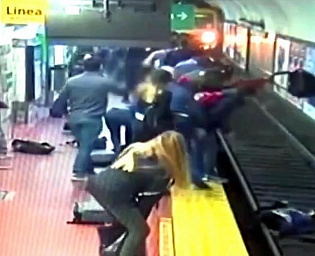  В Нью-Йорке толкнувший женщину под поезд афроамериканец утверждал, что он бог