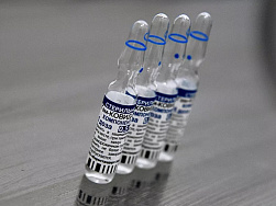 Российские вакцины защищают от всех штаммов коронавируса, заявила Попова
