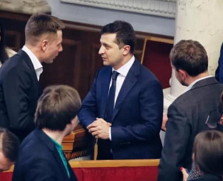  "Не переходите на личности": Зеленский отказался пожать руку депутату